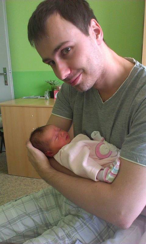 Viktorie Vaculová se narodila mamince Lucii Horčičkové 21. srpna 2015 v 08:07 hodin v chomutovské porodnici. Dcera po porodu měřila 51 cm a vážila 3 000 gramů. Na fotografii si ji v náručí chová tatínek Lukáš Vacula. 