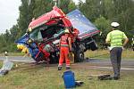Při srážce kamionu s malou dodávkou u Prunéřova zemřeli tři lidé.