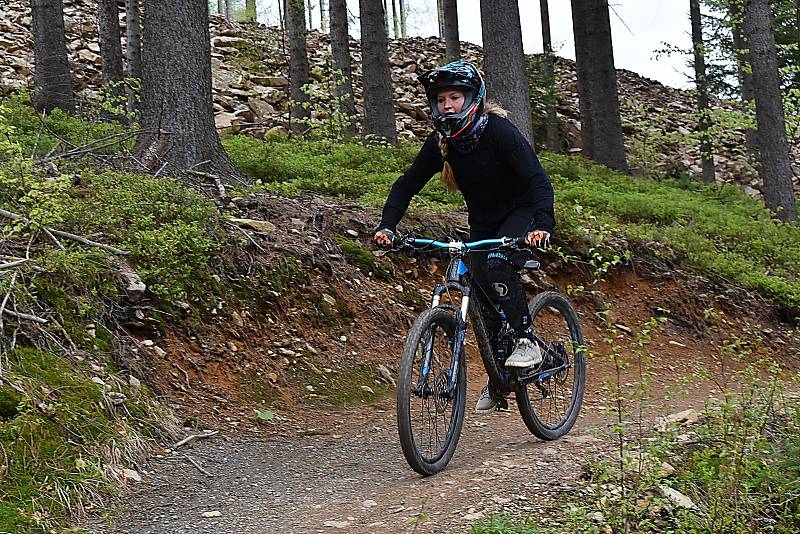 Na nejvyšší krušnohorském kopci se letos poprvé spustila lanovka. Slouží hlavně cyklistům, zároveň se totiž otevřel klínovecký trail park. Sobota 22. května