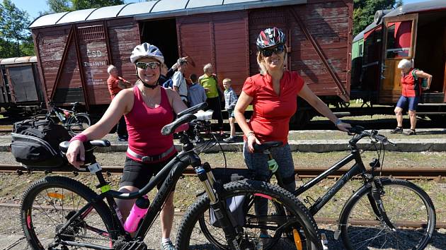 Aktivisté Loko-Motiv přivezli do Křimova a Vejprt cyklisty. V Křimově si návštěvníci prohlédli staré depo a opekli si buřty.