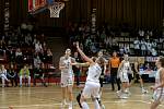 Chomutovské basketbalistky (v bílém) v souboji se Žabinami Brno.