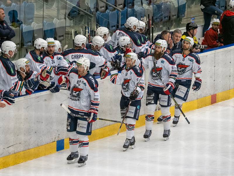 Chomutov (v bílém) doma nakonec porazil pražskou Slavii.