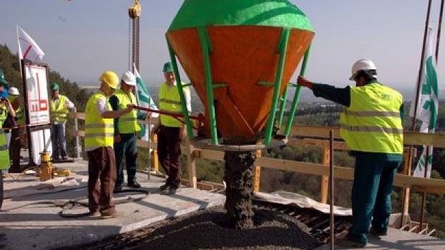 Obří dílo doděláno. Poslední vylitý  beton do mostní konstrukce.