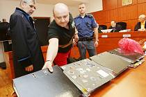 OBŽALOVANÝ Petr Mikoláš se na proces pečlivě připravil. Do soudní síně si přinesl pět šanonů se svými poznámkami.