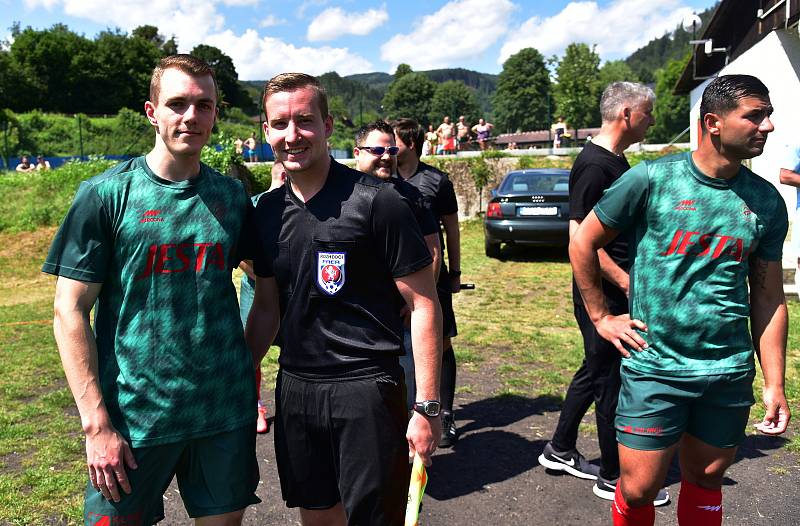 Do Perštejna přijeli fotbalisté z Chomutova na přátelské utkání.Na začátku hráli bubeníci na různé druhy bubnů a trumpet. Po utkání proběhl večer na koupališti s folkovou kapelou.