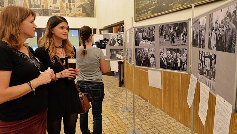 Komponovaný pořad a výstava fotografií Miroslava Rady k 30. výročí revoluce v kulturním domě v Klášterci