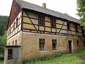 Hrázděný dům stával i na Druhém mlýně v Bezručově údolí v Chomutově. Býval v něm hotel, který vyhořel.