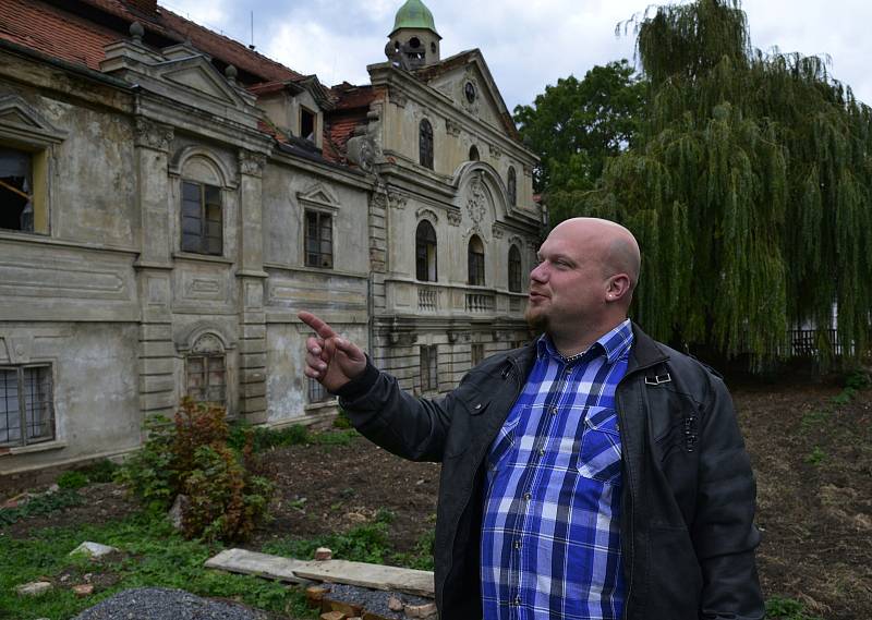 Oprava zámku v Polácich s novím majitelem.Zámek je poněkud zaostalý a nový majitel do dvaceti let by chtěl zámek přivést do původní podoby.