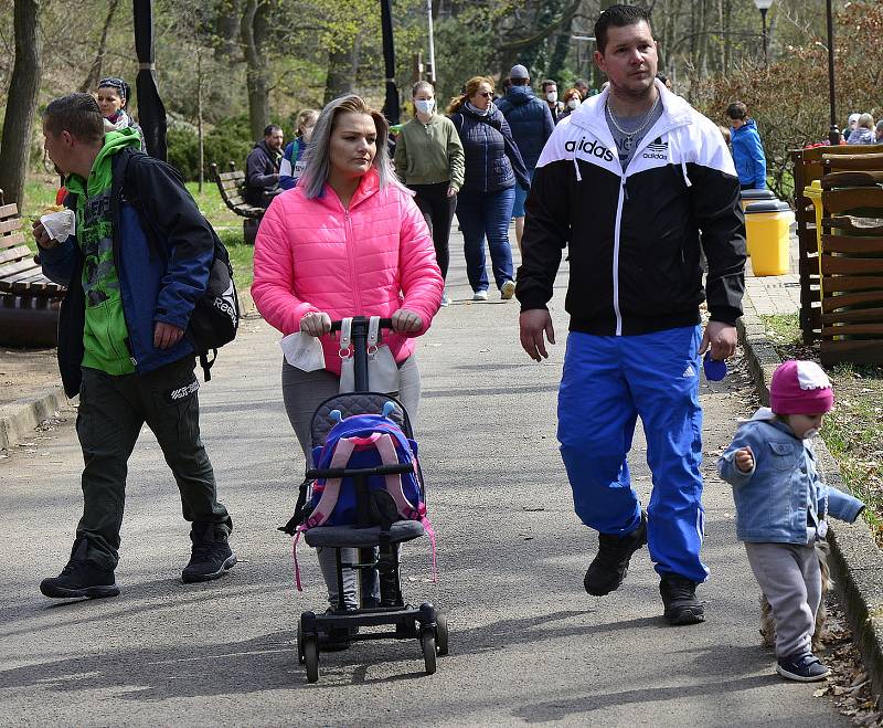 Spousta návštěvníků zaplnila prostory zooparku v Chomutově. Byla otevřena i dětská hřiště a občerstvení.