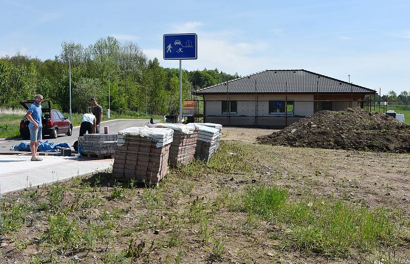 V lokalitě Ciboušovská rostou první domky. Město tam také buduje komunikace.