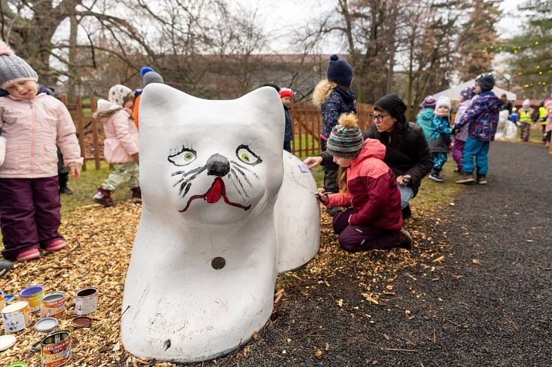 Děti z mateřských školek zdobily vánoční park v Chomutově.