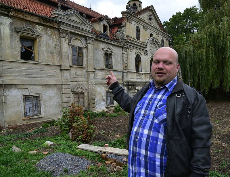 Oprava zámku v Polácich s novím majitelem.Zámek je poněkud zaostalý a nový majitel do dvaceti let by chtěl zámek přivést do původní podoby.