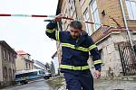 V domově pro mentálně postižené den po požáru stále pracovali policisté a hasiči. Na snímcích jsou starostka obce, dobrovolný hasič z Vejprt, který byl na místě jako první a vedoucí domova.