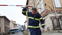 V domově pro mentálně postižené den po požáru stále pracovali policisté a hasiči. Na snímcích jsou starostka obce, dobrovolný hasič z Vejprt, který byl na místě jako první a vedoucí domova.