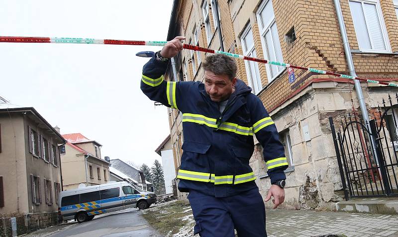 V domově pro mentálně postižené den po požáru stále pracovali policisté a hasiči. Na snímcích jsou starostka obce, dobrovolný hasič z Vejprt, který byl na místě jako první a vedoucí domova.