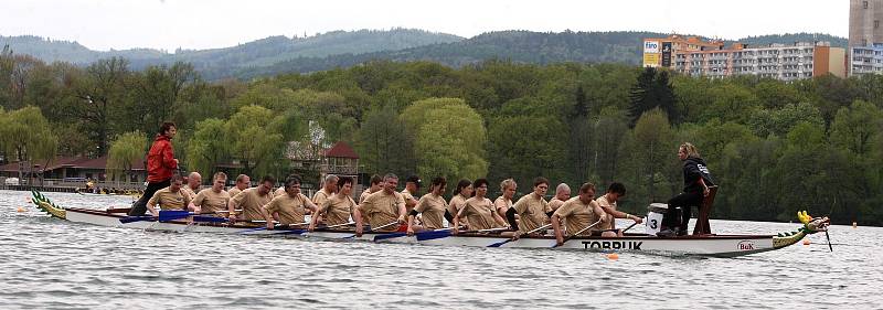 Závody dračích lodí na Kamencovém jezeře v Chomutově, 2009.