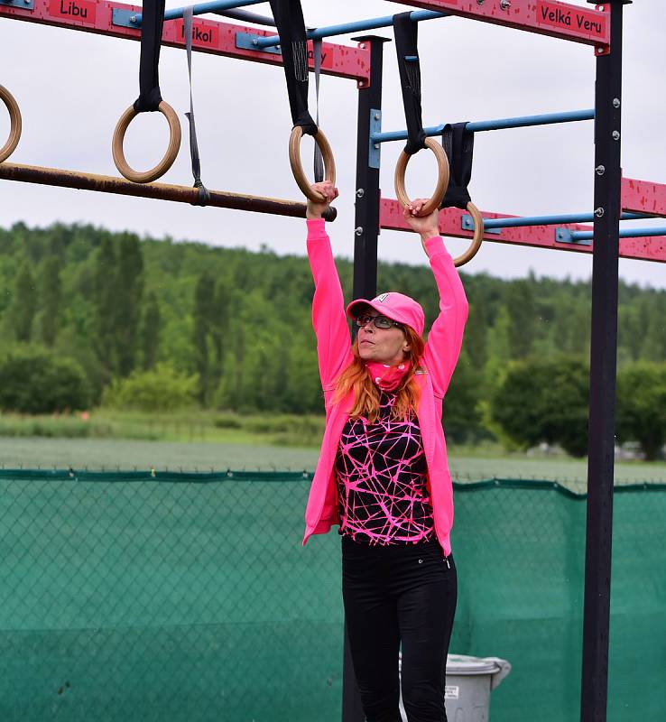 Spartan Race. Ani deštivé počasí příznivcům sportu ve Strupčicích na Chomutovsku nevadilo.