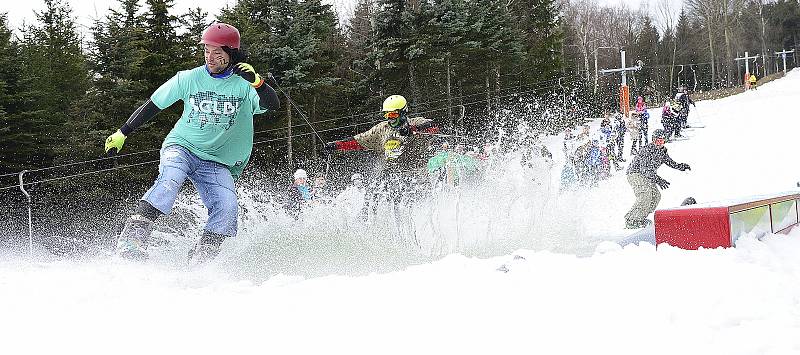 Párty u bazénu ve Ski areálu Alšovka u Klášterce nad Ohří.