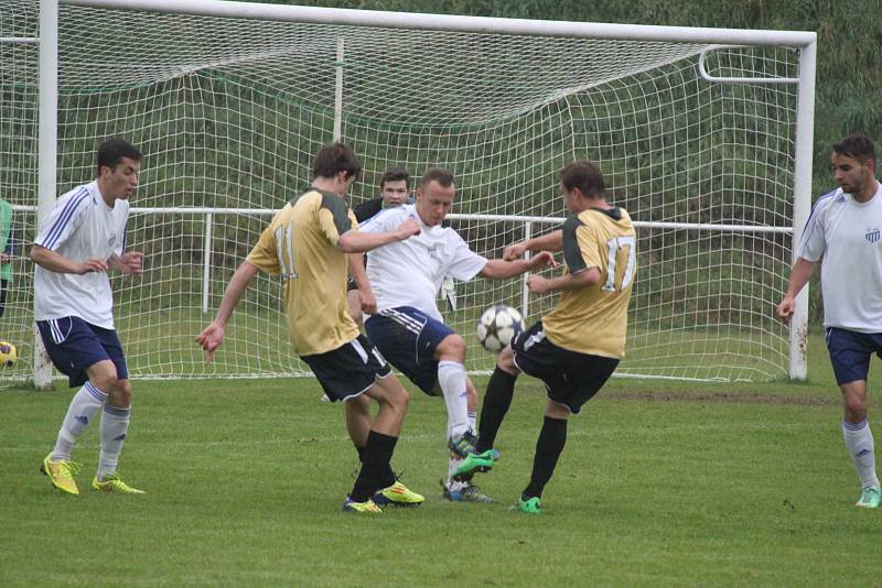 AFK LoKo CHomutov A - SK Horní Měcholupy 2:1, domácí v bílém.