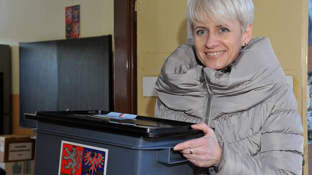 Předsedkyně volební komise v obvodu č.4 Ivana Kopřivová s hlasovací urnou. Podle všeho bylo sobotní opakované hlasování v komunálních volbách v pořádku.