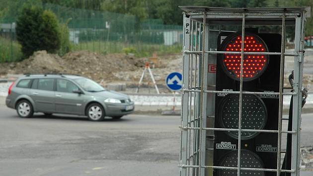 Dopravu u zimního stadionu řídí semafory.