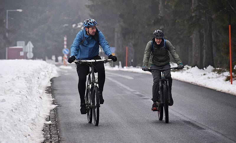 Někteří už vyrazili na Klínovec na kole. Musí počítat s tím, že na vrcholu leží na silnici ještě sníh.