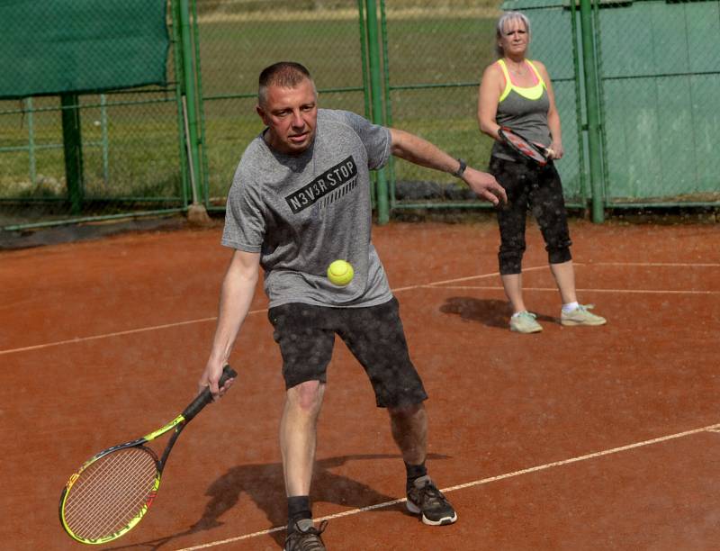 Ve Strupčicích na Chomutovsku hrají tenis a golf.