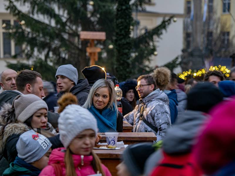 Zahájení adventu a rozsvícení vánočního stromu v Chomutově.