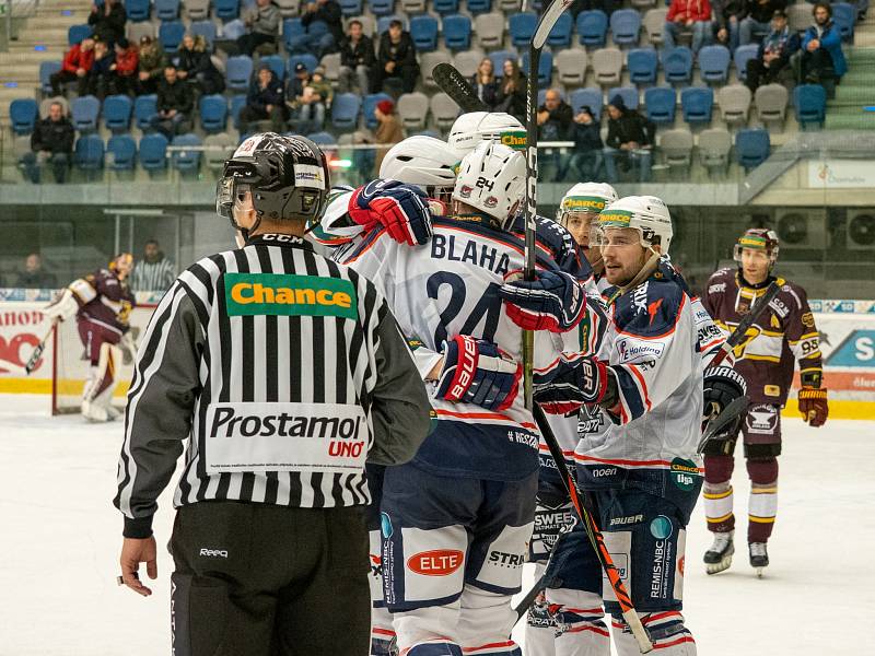 Chomutov (v bílém) versus Jihlava.