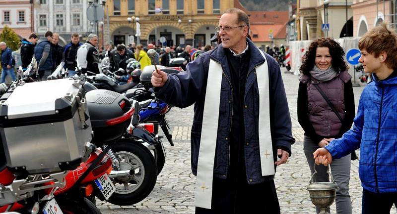 Stovky motorkářů se sjely do Kadaně, kde jim požehnal místní farář Josef Čermák.