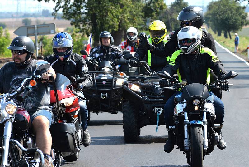 Spanilou jízdou několika set motorek začalo motorkářské schow v Polákách na Chomutovsku.