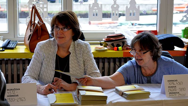 Za první hodinu odvolilo ve volební místnosti na chomutovské základní škole Hornická nejméně sto lidí.