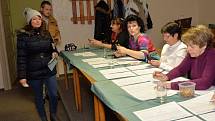 V posledních 15 minutách se ještě do volební síně v obci Vysoká Pec nahrnuly téměř dvě desítky voličů