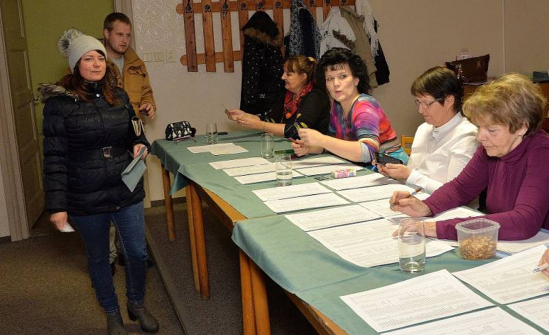 V posledních 15 minutách se ještě do volební síně v obci Vysoká Pec nahrnuly téměř dvě desítky voličů