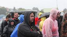 Návštěvníci festivalu se kryli před vytrvalým deštěm.