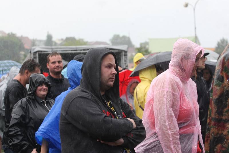 Návštěvníci festivalu se kryli před vytrvalým deštěm.