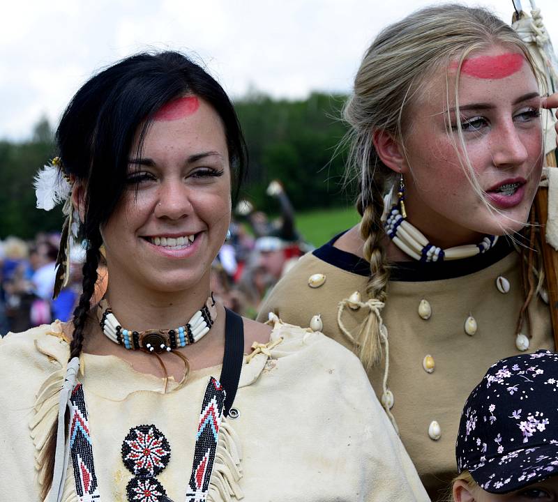 Na prostranství za Březnem u Chomutova se v historické bitvě utkali indini a vojska generála Custera.