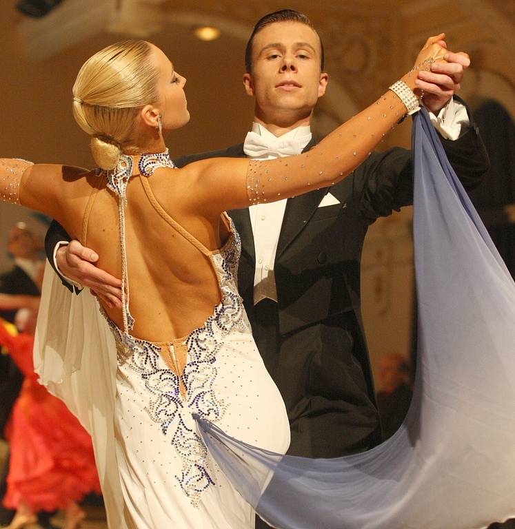 Třicet tanečních párů se představilo v chomutovském městském divadle  při Velké ceně Chomutova.