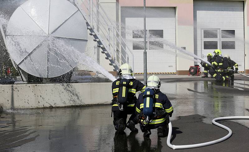 Cvičení aktivních záloh Hradba v rozvodně vysokého napětí u Kadaně