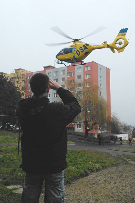 Vrtulník se zraněným mužem odlétá do nemocnice.