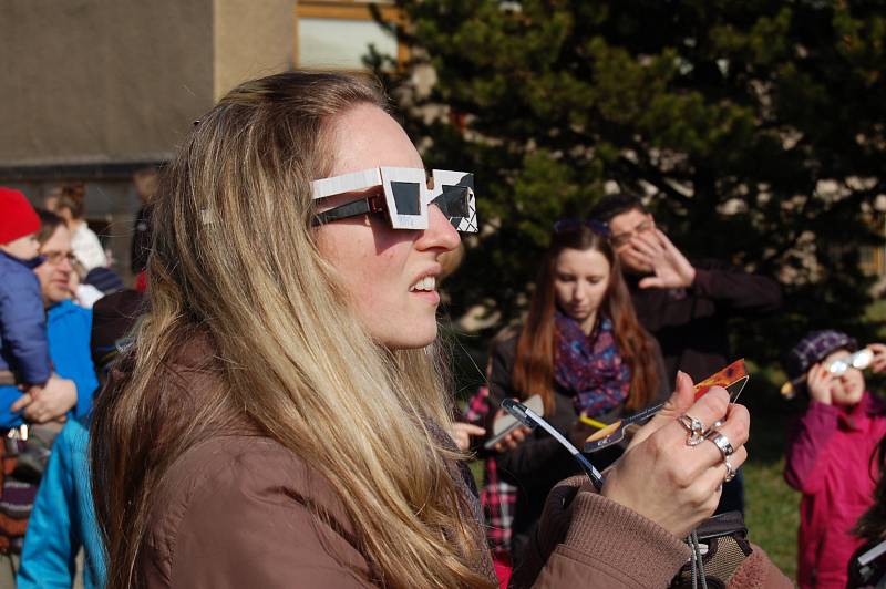 Desítky lidí přišly na pozvání astronomického kroužku sledovat zatmění Slunce před chomutovskou školu Duhová cesta.
