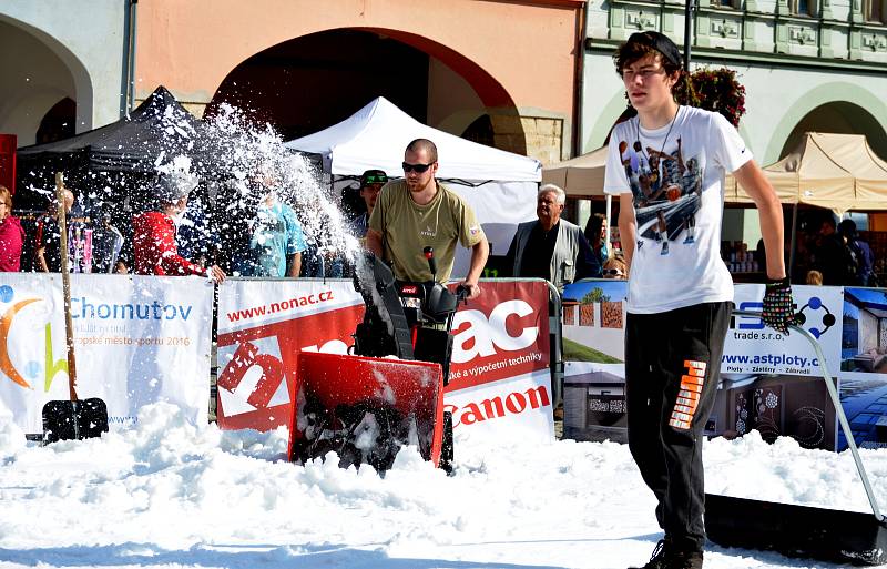 Na náměstí 1.Máje v Chomutově se uskutečnil pohár Lyží a snowboardů soutěže moda atd.