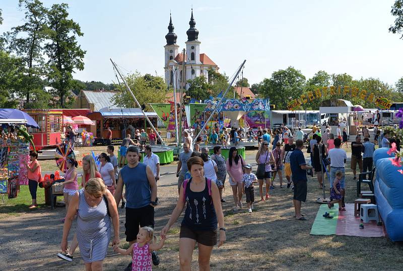 Pouť, atrakce, kapely, fakýr, rytíři, burčák a akce pro děti Březenecký drak.