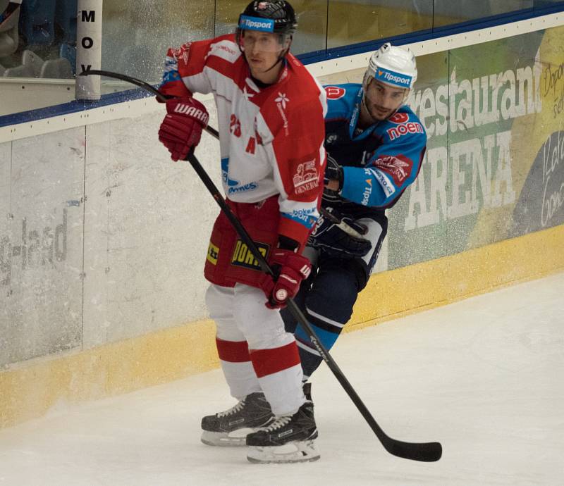 Piráti dnes dohrávají odložený zápas s HC Olomouc. Po první třetině je stav 1:0, kdy se v poseldní sekundě 1.třetiny trefil kapitán týmu Michal Vondrka. (6.12.2017)