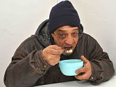 Už třetí zimu se chomutovští bezdomovci mohou každý všední den odpoledne zahřát a zasytit v budově magistrátu ve Zborovské ulici. Dostanou polévku, čaj a pečivo.