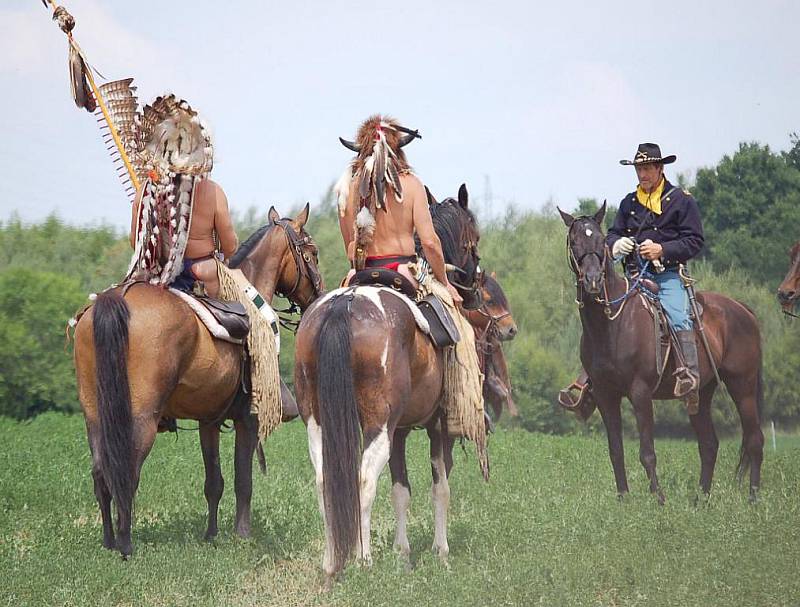 Generál Custer ještě v přátelském hovoru a indiánskými náčelníky.