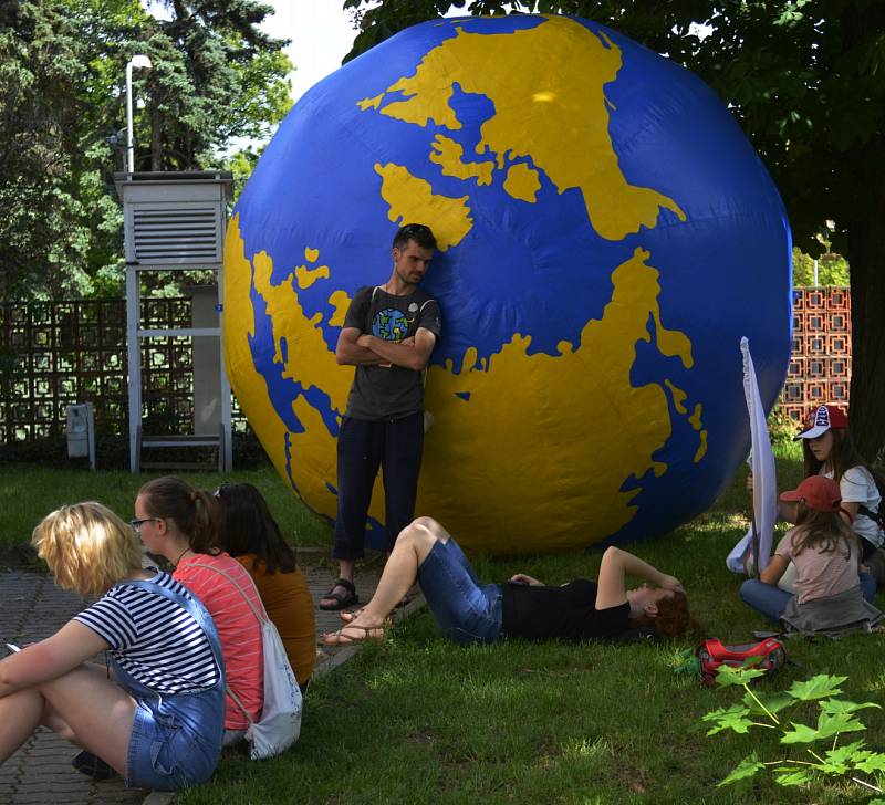 Studenti valili globus Kadaní k hradbám hradu