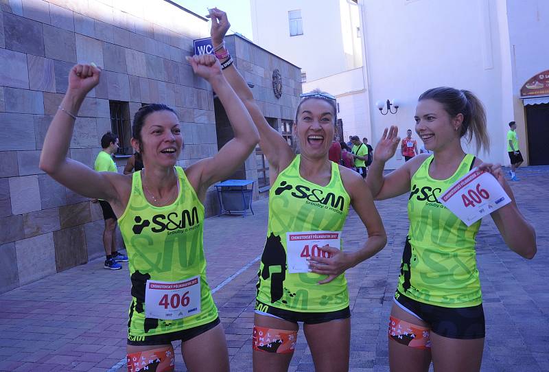 Běžci se vydali na dvacetikilometrovou trať CHomutovského maratonu.Nechyběli ani Piráti a závodníci ze Slovenska.Trať vedla historickou částí města a poté se běžci vydali na okraj hor.