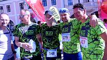 Běžci se vydali na dvacetikilometrovou trať CHomutovského maratonu.Nechyběli ani Piráti a závodníci ze Slovenska.Trať vedla historickou částí města a poté se běžci vydali na okraj hor.