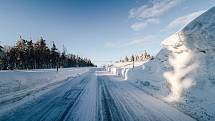 Upravená silnice Výsluní - Rusová po vydatném sněžení. (5.2.2019)